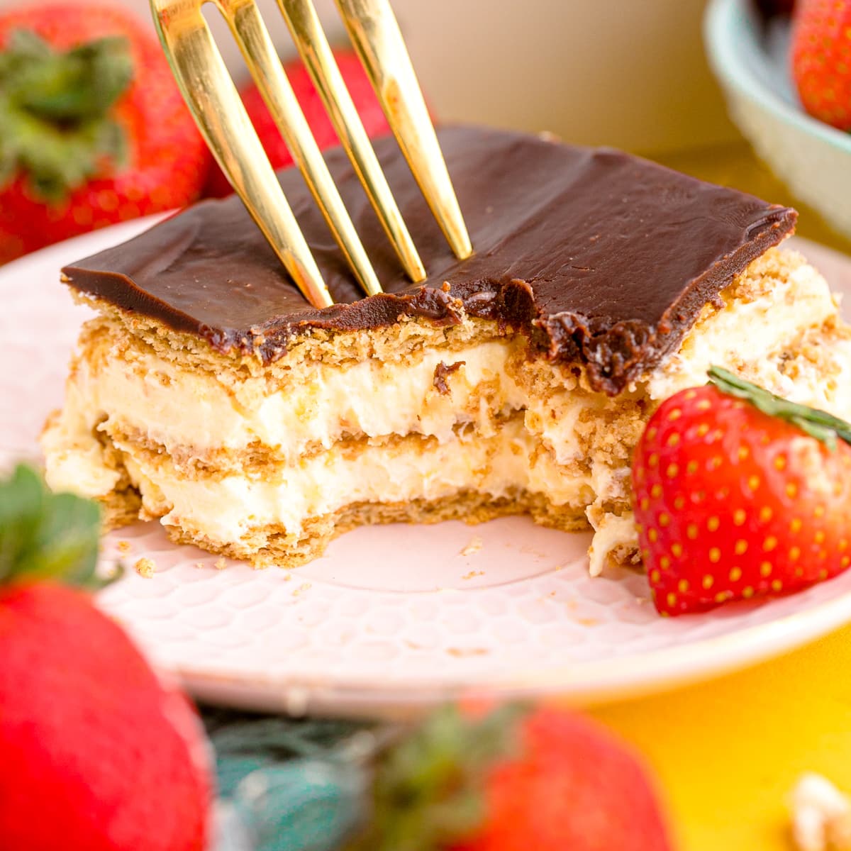 Piece of cake with layers of cream, graham crackers and chocolate topping.