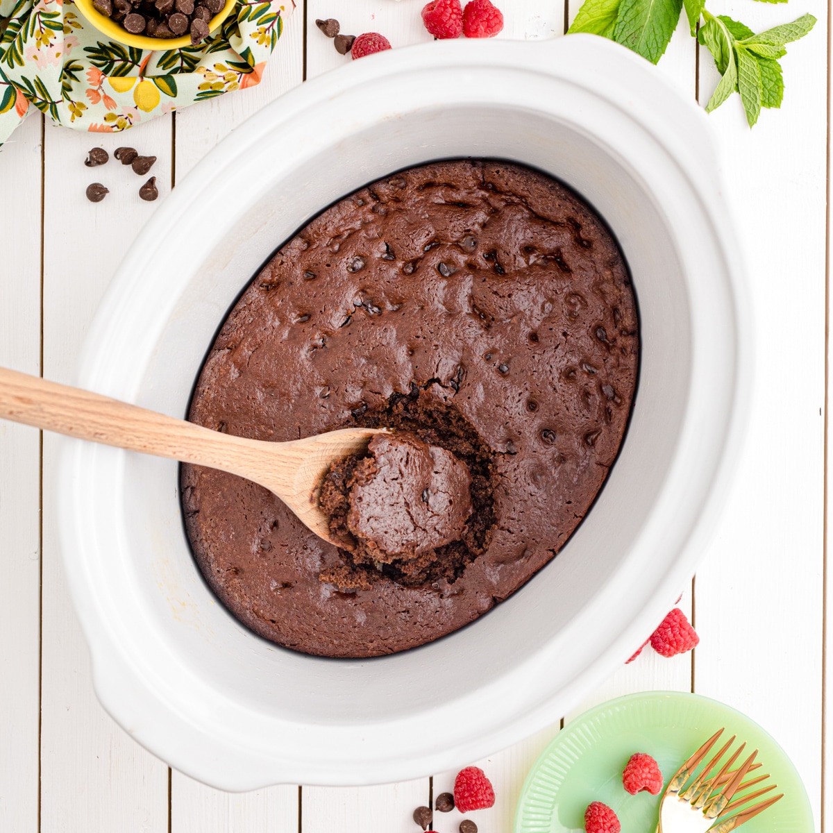 Cake in a crock shop pot