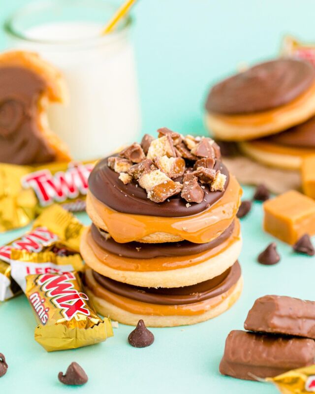TWIX COOKIES‼️ What’s better than candy? Candy Cookies! These Twix cookies are made of delicious layers of shortbread, milk chocolate and salted caramel…yummm! 

•RECIPE LINKED IN BIO•

#foodphotography #brandphotos #colorfulfood #creativefoodphotography #prettyfood #prettyfoodtastesbetter #foodphotography #foodblogger #foodblogfeed #foodblogeats #delishfood #recipedevelopment #foodbranding #twix #candycookies #candycookie #chocolatelovingfoodies #caramelcookies